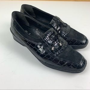 𝅺ara Black Patent Loafers size 10